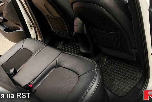 Белый Хендай их35, объемом двигателя 2 л и пробегом 215 тыс. км за 9900 $, фото 9 на Automoto.ua