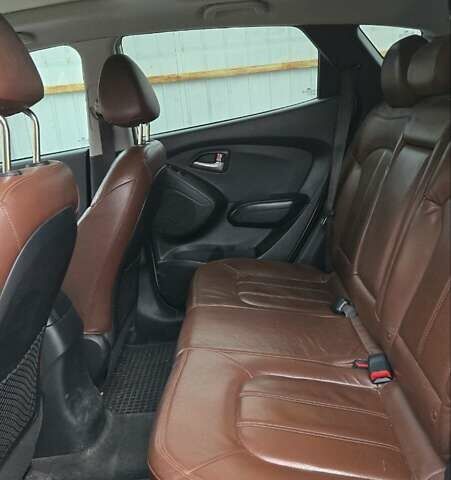 Белый Хендай их35, объемом двигателя 2.4 л и пробегом 205 тыс. км за 12500 $, фото 7 на Automoto.ua