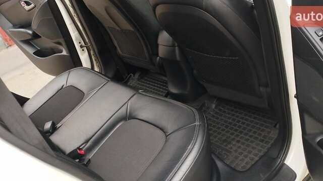 Белый Хендай их35, объемом двигателя 2 л и пробегом 215 тыс. км за 9900 $, фото 10 на Automoto.ua