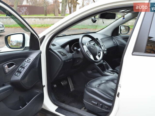 Белый Хендай их35, объемом двигателя 2.36 л и пробегом 202 тыс. км за 11300 $, фото 9 на Automoto.ua