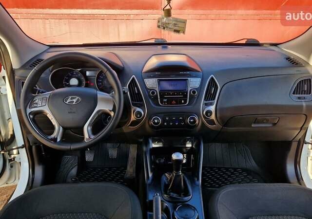 Белый Хендай их35, объемом двигателя 2 л и пробегом 226 тыс. км за 10300 $, фото 4 на Automoto.ua