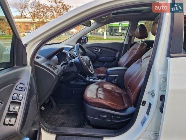 Белый Хендай их35, объемом двигателя 2.4 л и пробегом 208 тыс. км за 12700 $, фото 6 на Automoto.ua