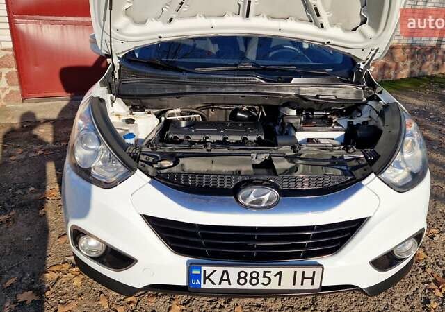 Белый Хендай их35, объемом двигателя 2 л и пробегом 226 тыс. км за 10300 $, фото 3 на Automoto.ua