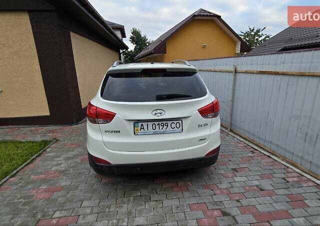 Белый Хендай их35, объемом двигателя 2.4 л и пробегом 205 тыс. км за 12500 $, фото 2 на Automoto.ua