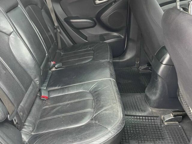 Белый Хендай их35, объемом двигателя 2.4 л и пробегом 202 тыс. км за 11000 $, фото 5 на Automoto.ua