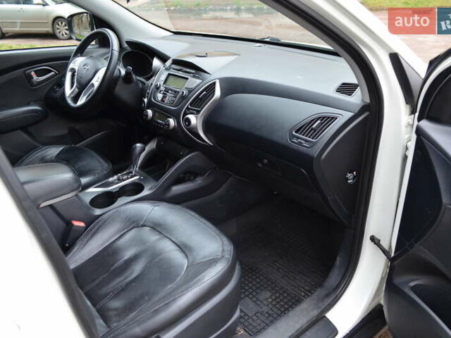 Белый Хендай их35, объемом двигателя 2.36 л и пробегом 202 тыс. км за 11300 $, фото 16 на Automoto.ua