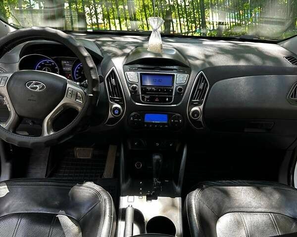 Белый Хендай их35, объемом двигателя 2 л и пробегом 162 тыс. км за 11300 $, фото 21 на Automoto.ua