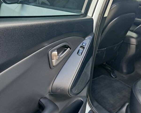 Білий Хендай іх35, об'ємом двигуна 2 л та пробігом 200 тис. км за 10800 $, фото 2 на Automoto.ua