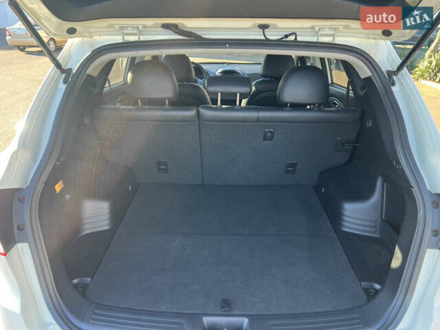 Белый Хендай их35, объемом двигателя 2 л и пробегом 164 тыс. км за 12450 $, фото 16 на Automoto.ua