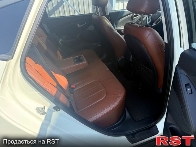 Белый Хендай их35, объемом двигателя 2.4 л и пробегом 112 тыс. км за 10500 $, фото 5 на Automoto.ua