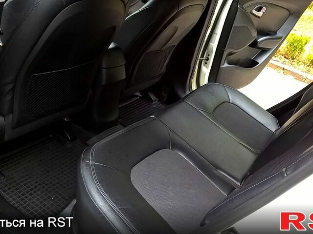 Белый Хендай их35, объемом двигателя 2 л и пробегом 215 тыс. км за 10999 $, фото 5 на Automoto.ua