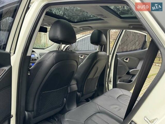 Белый Хендай их35, объемом двигателя 2.36 л и пробегом 111 тыс. км за 11999 $, фото 45 на Automoto.ua