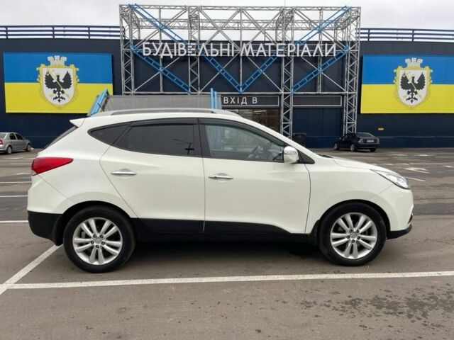 Белый Хендай их35, объемом двигателя 2.4 л и пробегом 202 тыс. км за 11000 $, фото 2 на Automoto.ua