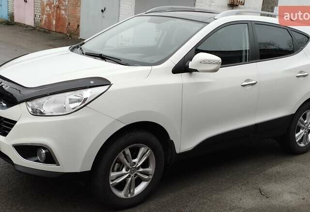 Белый Хендай их35, объемом двигателя 2 л и пробегом 215 тыс. км за 9900 $, фото 1 на Automoto.ua