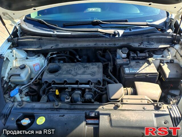 Білий Хендай іх35, об'ємом двигуна 2.4 л та пробігом 260 тис. км за 10350 $, фото 4 на Automoto.ua