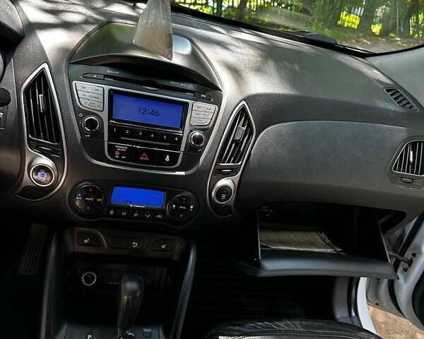 Белый Хендай их35, объемом двигателя 2 л и пробегом 162 тыс. км за 11300 $, фото 19 на Automoto.ua