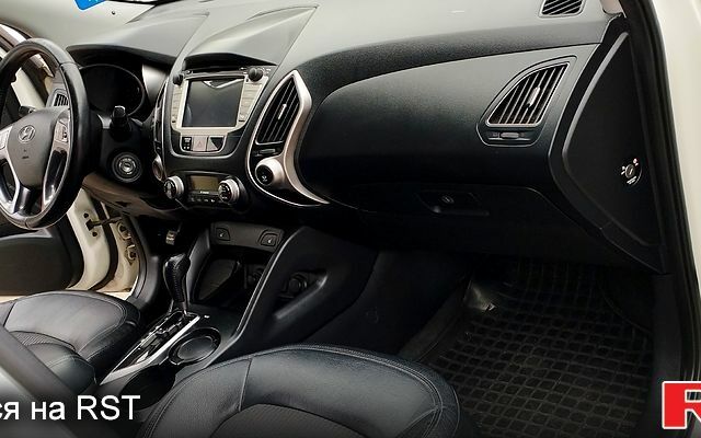 Белый Хендай их35, объемом двигателя 2 л и пробегом 215 тыс. км за 9900 $, фото 10 на Automoto.ua