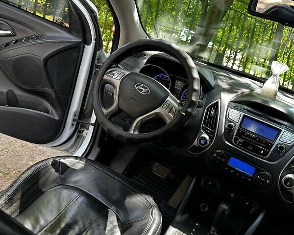 Белый Хендай их35, объемом двигателя 2 л и пробегом 162 тыс. км за 11300 $, фото 18 на Automoto.ua