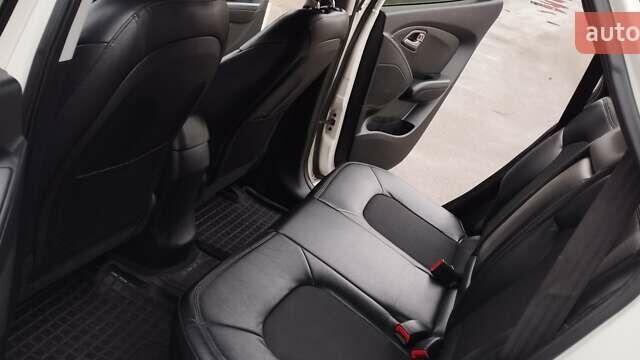 Белый Хендай их35, объемом двигателя 2 л и пробегом 215 тыс. км за 9900 $, фото 9 на Automoto.ua