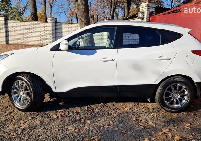 Белый Хендай их35, объемом двигателя 2 л и пробегом 226 тыс. км за 10300 $, фото 8 на Automoto.ua