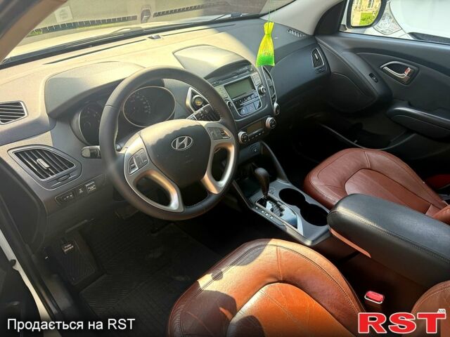 Белый Хендай их35, объемом двигателя 2.4 л и пробегом 112 тыс. км за 10500 $, фото 2 на Automoto.ua