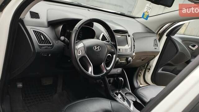 Белый Хендай их35, объемом двигателя 2 л и пробегом 215 тыс. км за 9300 $, фото 3 на Automoto.ua