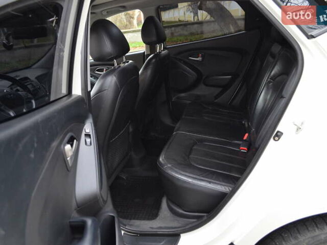 Белый Хендай их35, объемом двигателя 2.36 л и пробегом 202 тыс. км за 11300 $, фото 13 на Automoto.ua