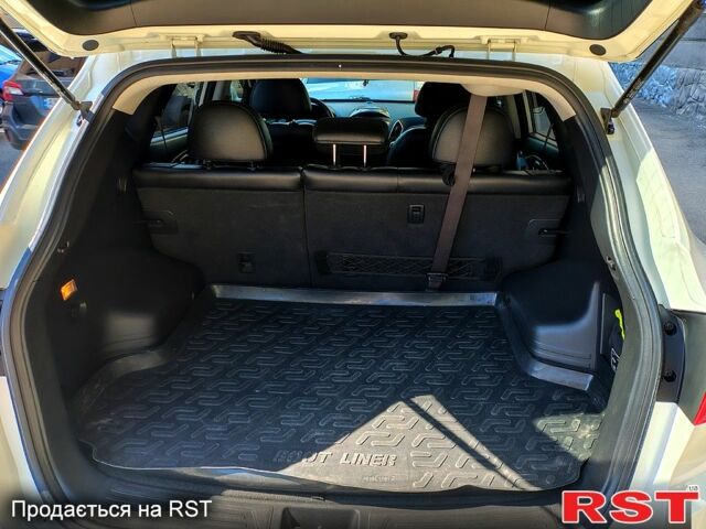 Білий Хендай іх35, об'ємом двигуна 2.4 л та пробігом 260 тис. км за 10350 $, фото 5 на Automoto.ua