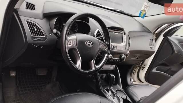 Белый Хендай их35, объемом двигателя 2 л и пробегом 215 тыс. км за 9900 $, фото 8 на Automoto.ua