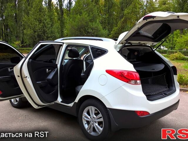 Белый Хендай их35, объемом двигателя 2 л и пробегом 215 тыс. км за 10999 $, фото 1 на Automoto.ua