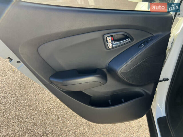 Белый Хендай их35, объемом двигателя 2 л и пробегом 164 тыс. км за 12450 $, фото 12 на Automoto.ua