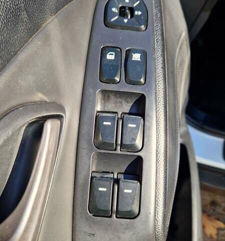 Белый Хендай их35, объемом двигателя 2 л и пробегом 226 тыс. км за 10300 $, фото 14 на Automoto.ua