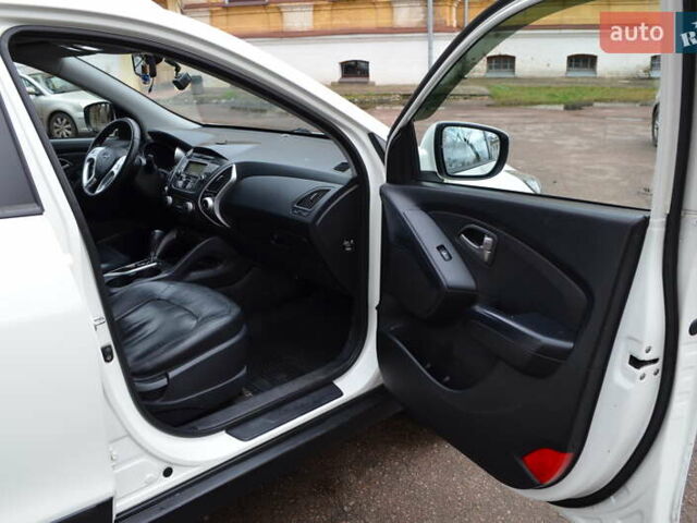 Белый Хендай их35, объемом двигателя 2.36 л и пробегом 202 тыс. км за 11300 $, фото 15 на Automoto.ua