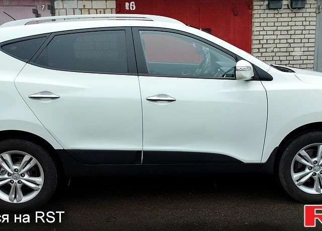 Белый Хендай их35, объемом двигателя 2 л и пробегом 215 тыс. км за 9900 $, фото 4 на Automoto.ua