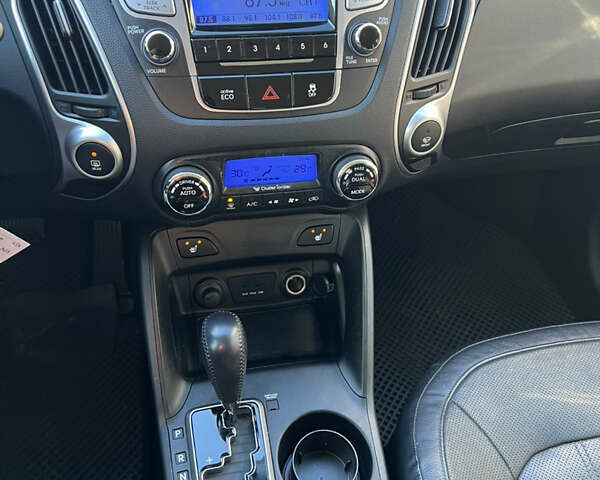 Белый Хендай их35, объемом двигателя 2 л и пробегом 164 тыс. км за 12450 $, фото 15 на Automoto.ua