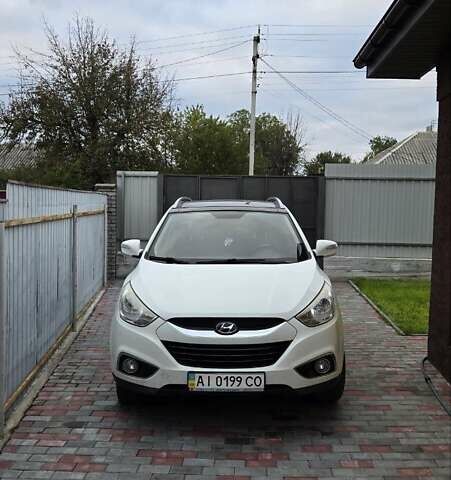 Белый Хендай их35, объемом двигателя 2.4 л и пробегом 205 тыс. км за 12500 $, фото 3 на Automoto.ua