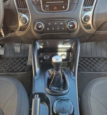 Белый Хендай их35, объемом двигателя 2 л и пробегом 226 тыс. км за 10300 $, фото 1 на Automoto.ua