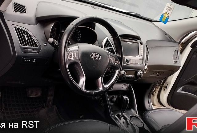 Белый Хендай их35, объемом двигателя 2 л и пробегом 215 тыс. км за 9900 $, фото 7 на Automoto.ua