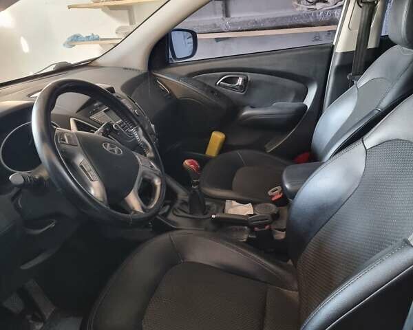 Белый Хендай их35, объемом двигателя 2 л и пробегом 152 тыс. км за 13000 $, фото 3 на Automoto.ua