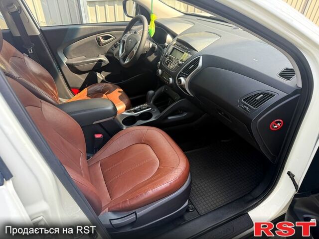 Белый Хендай их35, объемом двигателя 2.4 л и пробегом 112 тыс. км за 10500 $, фото 4 на Automoto.ua