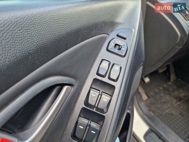 Белый Хендай их35, объемом двигателя 2.4 л и пробегом 208 тыс. км за 12700 $, фото 13 на Automoto.ua