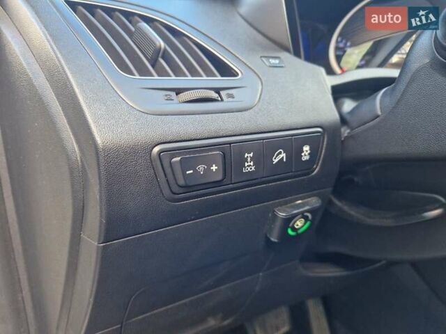 Белый Хендай их35, объемом двигателя 2.4 л и пробегом 208 тыс. км за 12700 $, фото 12 на Automoto.ua