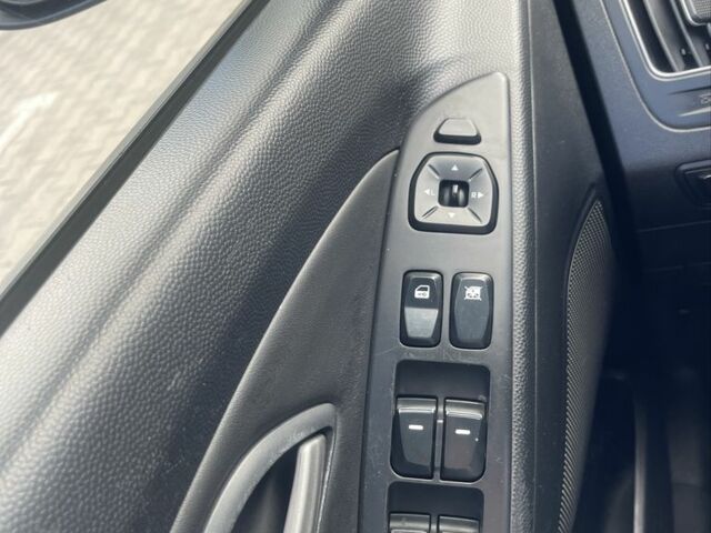 Белый Хендай их35, объемом двигателя 2.4 л и пробегом 202 тыс. км за 11000 $, фото 12 на Automoto.ua