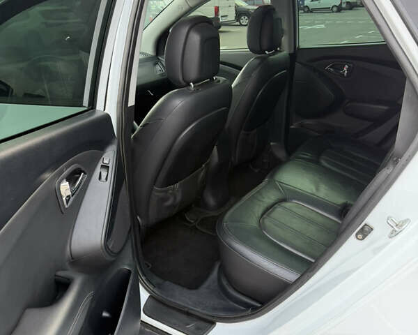 Білий Хендай іх35, об'ємом двигуна 2 л та пробігом 122 тис. км за 11500 $, фото 26 на Automoto.ua