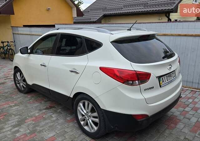 Белый Хендай их35, объемом двигателя 2.4 л и пробегом 205 тыс. км за 12500 $, фото 1 на Automoto.ua