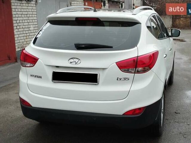 Белый Хендай их35, объемом двигателя 2 л и пробегом 215 тыс. км за 9900 $, фото 5 на Automoto.ua