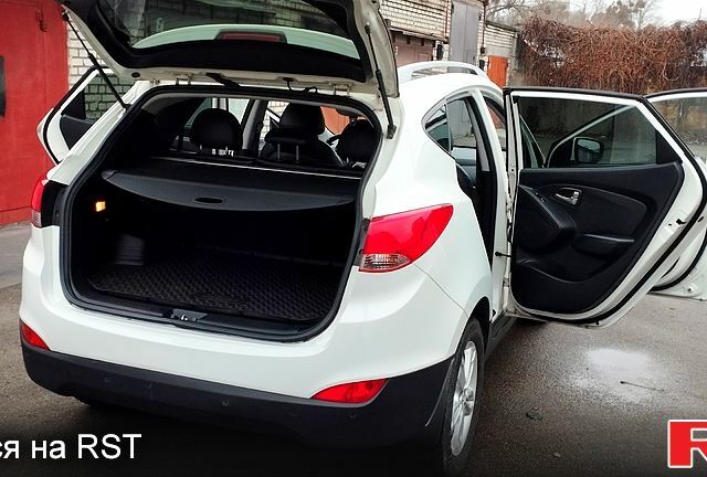 Белый Хендай их35, объемом двигателя 2 л и пробегом 215 тыс. км за 9900 $, фото 6 на Automoto.ua