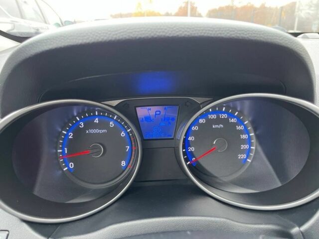 Белый Хендай их35, объемом двигателя 2.4 л и пробегом 202 тыс. км за 11000 $, фото 8 на Automoto.ua