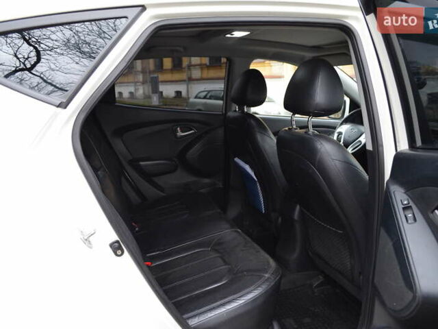 Белый Хендай их35, объемом двигателя 2.36 л и пробегом 202 тыс. км за 11300 $, фото 18 на Automoto.ua