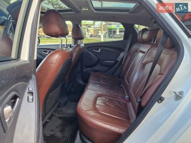 Белый Хендай их35, объемом двигателя 2.4 л и пробегом 208 тыс. км за 12700 $, фото 7 на Automoto.ua